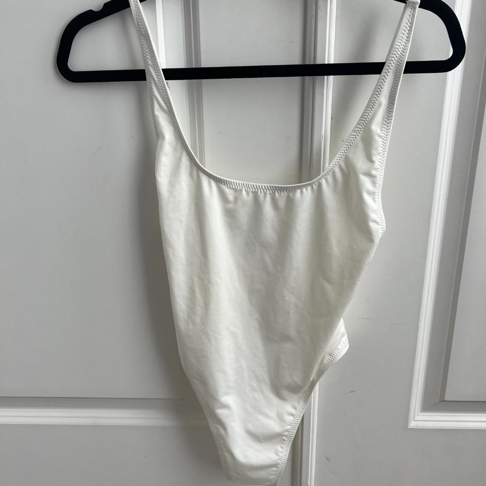 SKIMS - Scoop Neck One Piece Bathing Suit White/Marble Size: S